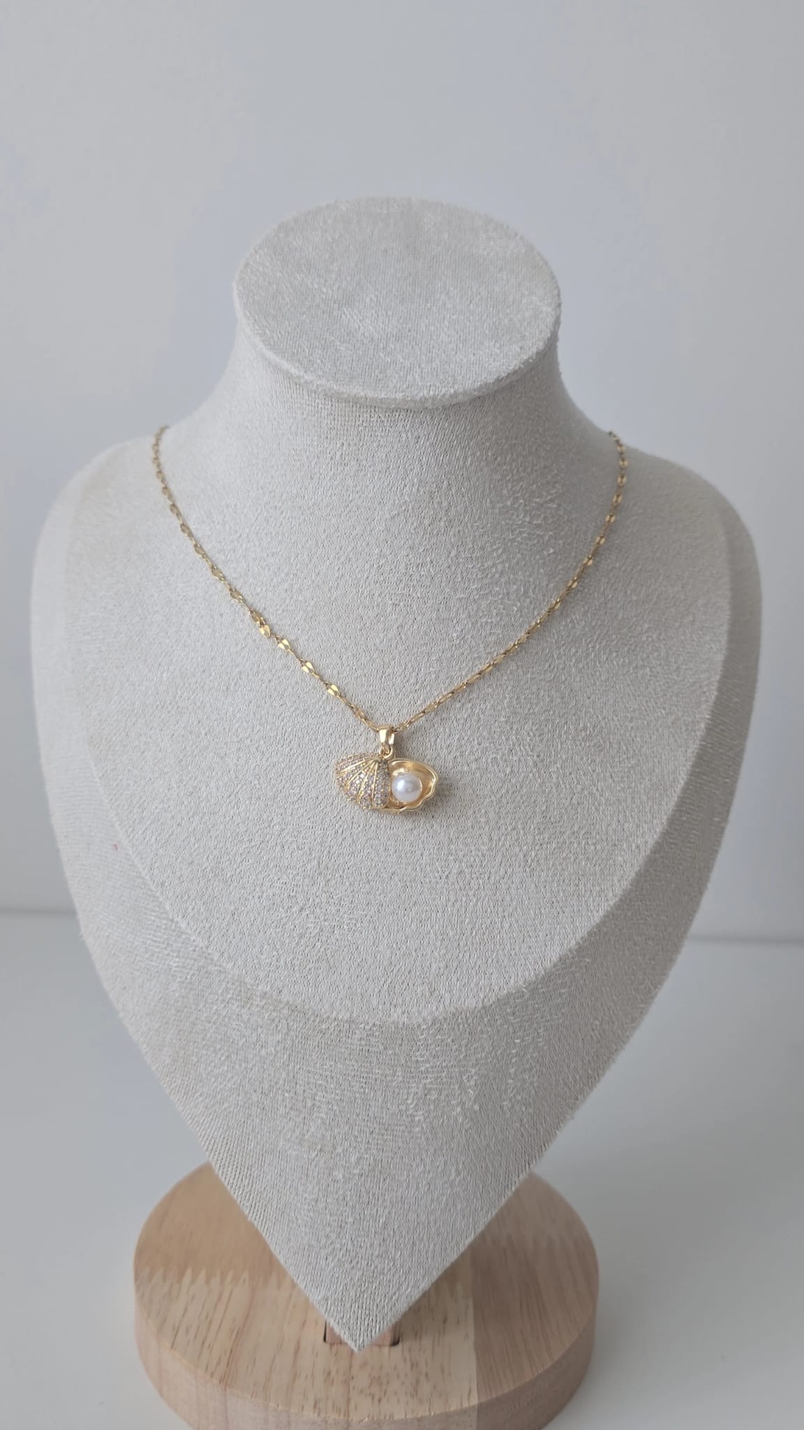 Elegante Goudkleurige Ketting met Parel & Schelphanger