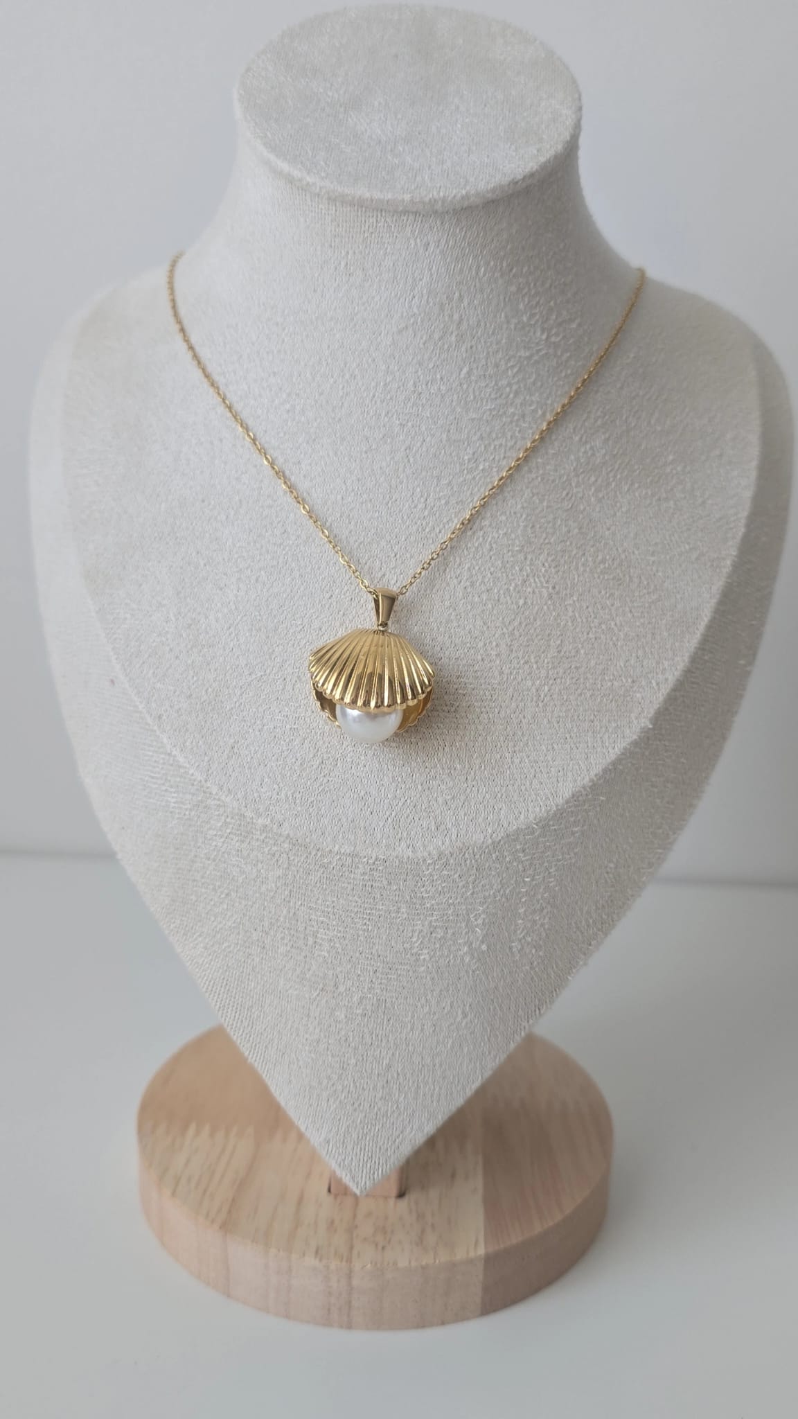 Elegante Goudkleurige Ketting met Parel & Schelphanger
