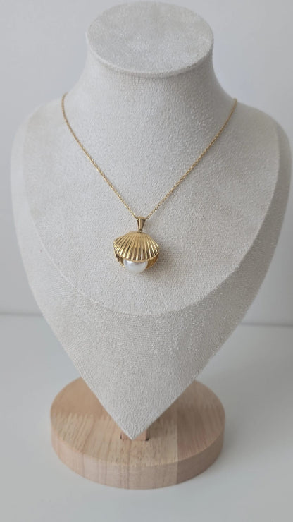 Elegante Goudkleurige Ketting met Parel & Schelphanger