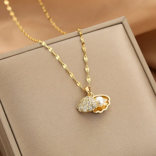 Elegante Goudkleurige Ketting met Parel & Schelphanger
